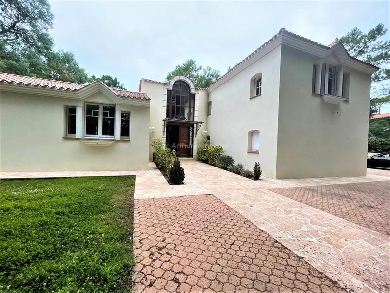 Maison - 343 m² - 7 pièces