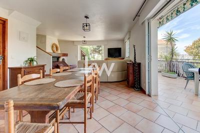 Maison traditionnelle - 217 m² - 9 pièces