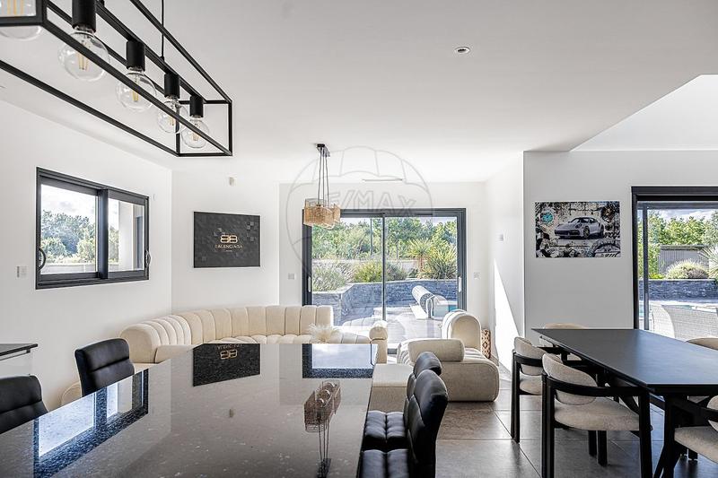 Maison - 222 m² - 7 pièces