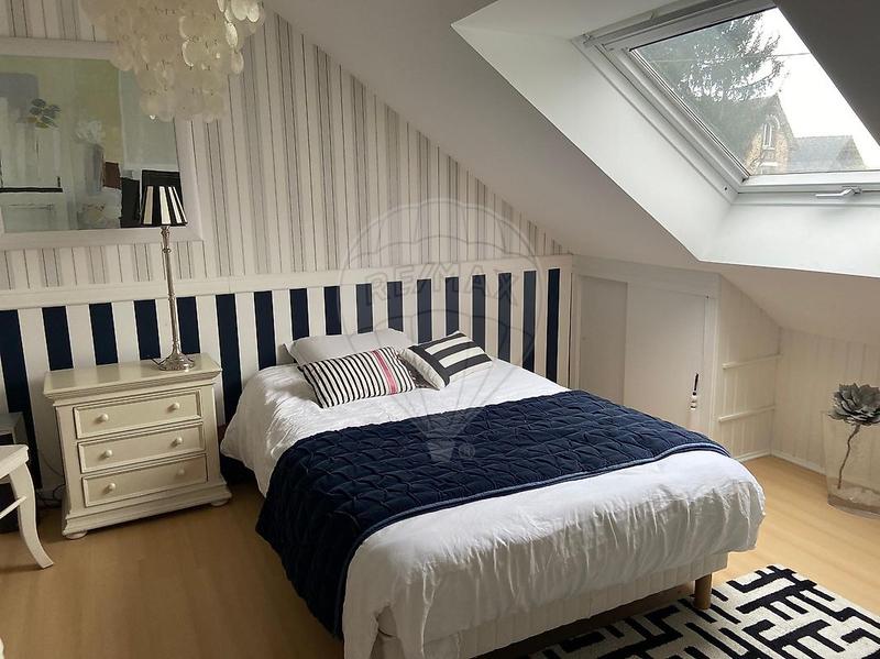 Maison - 225 m² - 10 pièces