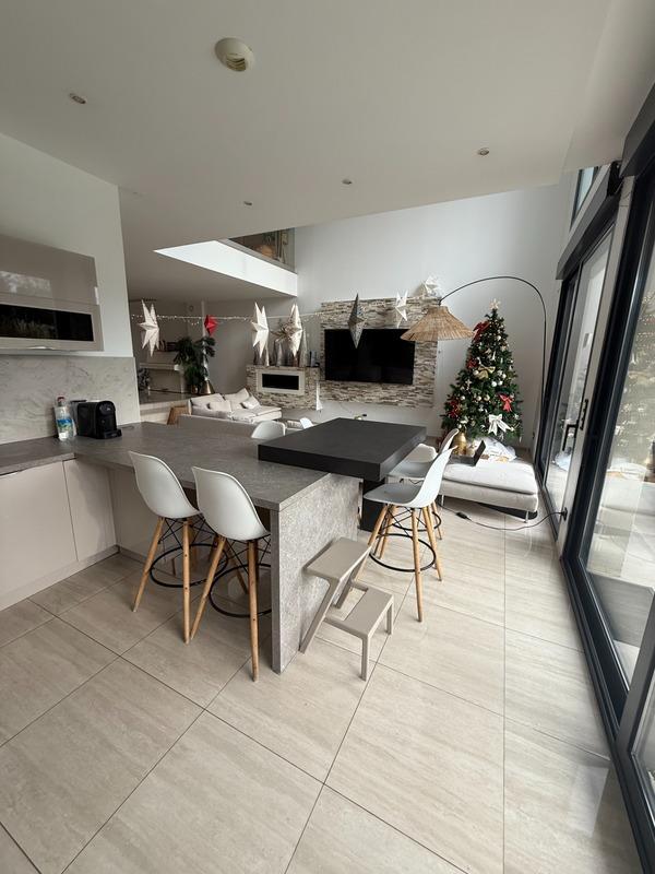 Maison - 253 m² - 11 pièces