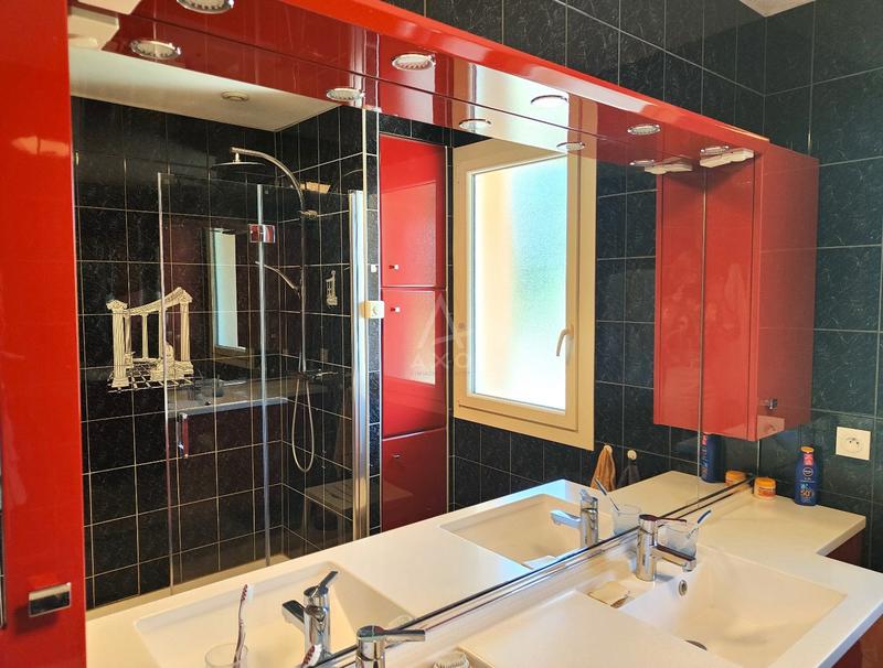 Maison - 250 m² - 7 pièces