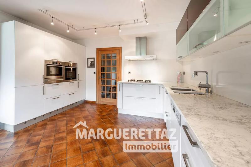 Maison - 225 m² - 8 pièces