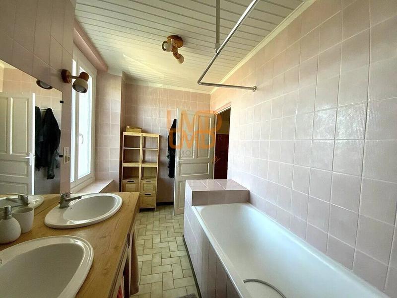 Propriété - 202 m² - 7 pièces