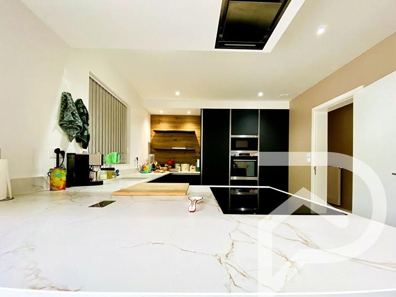 Maison - 205 m² - 8 pièces