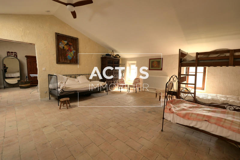 Maison - 235 m² - 8 pièces