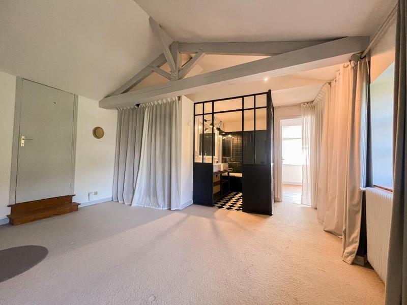 Maison - 245 m² - 10 pièces