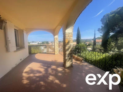 Maison - 228 m² - 9 pièces