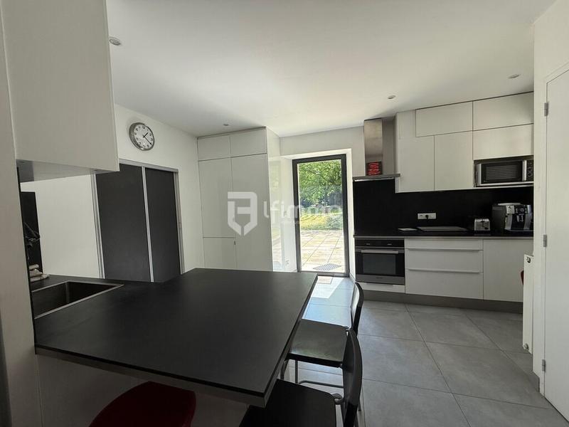 Maison - 281 m² - 12 pièces