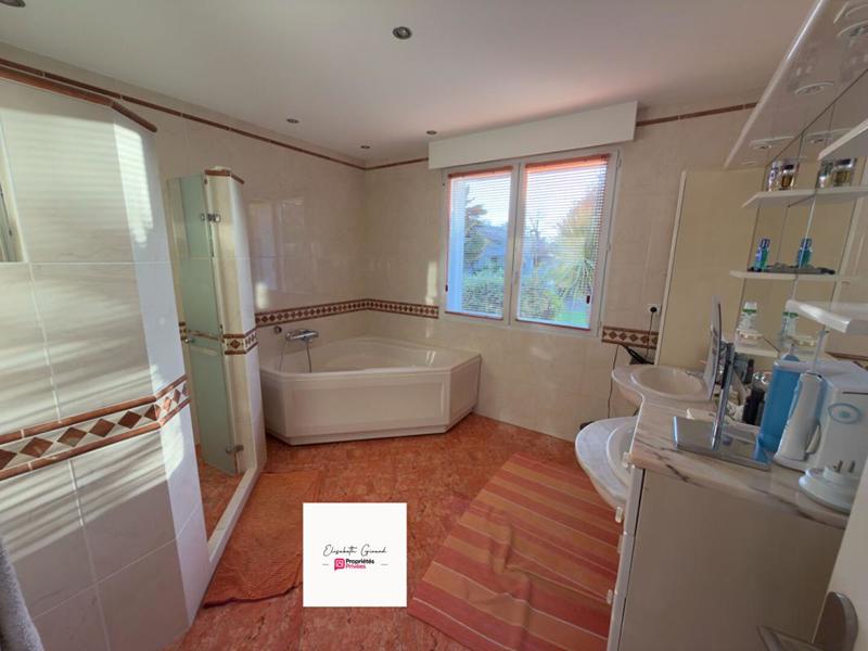 Maison - 205 m² - 6 pièces