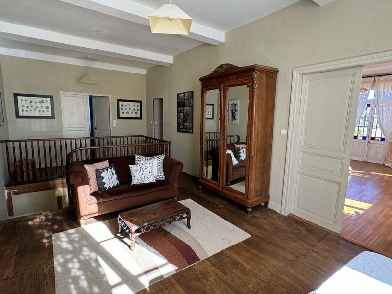 Maison - 630 m² - 9 pièces