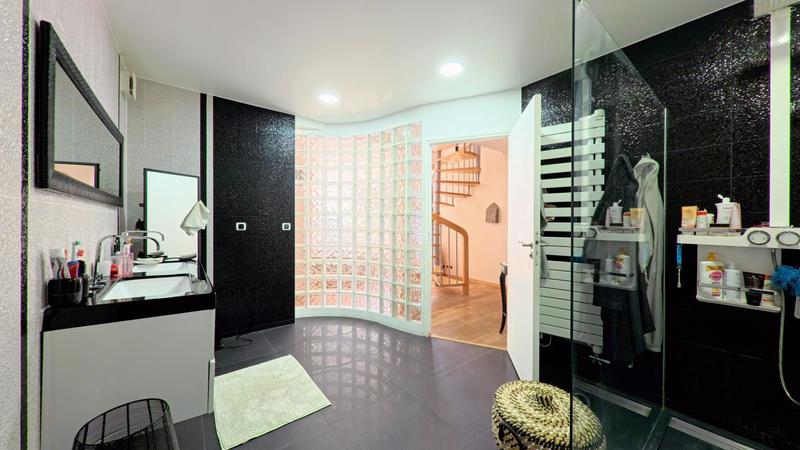 Maison - 215 m² - 9 pièces