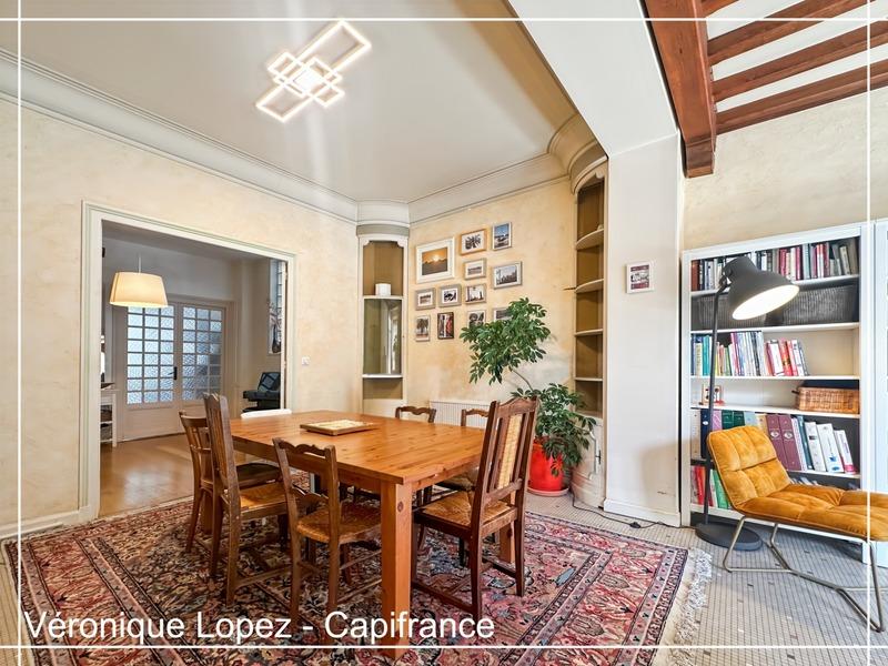 Maison - 252 m² - 10 pièces