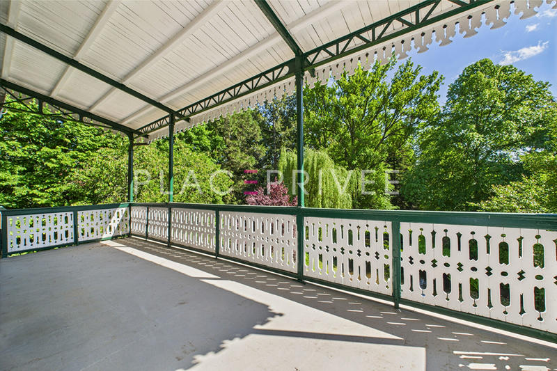 Maison - 325 m² - 10 pièces