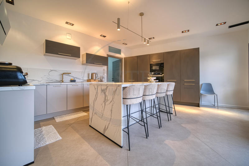 Propriété - 284 m² - 6 pièces