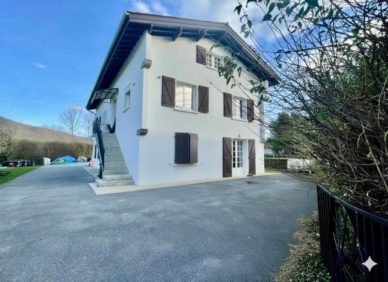 Maison - 200 m² - 9 pièces