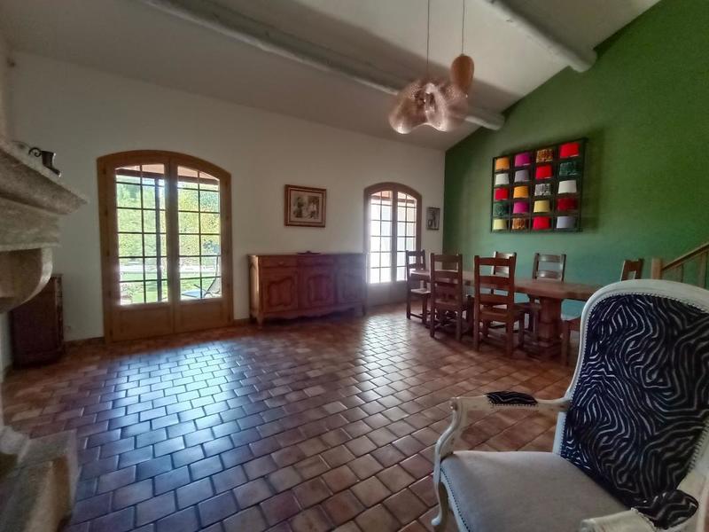 Maison - 250 m² - 6 pièces