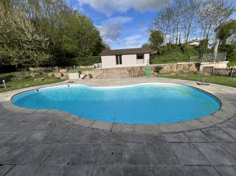 Maison - 225 m² - 9 pièces