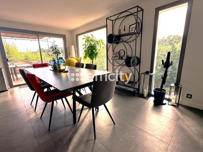 Maison - 290 m² - 11 pièces