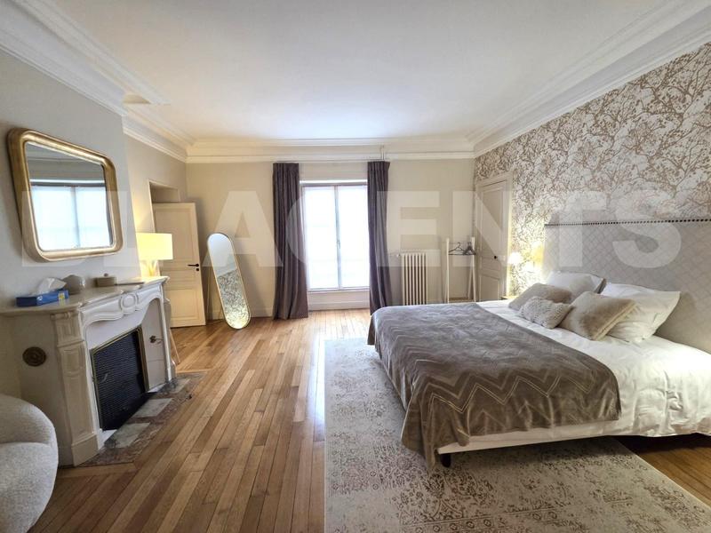 Maison - 570 m² - 13 pièces