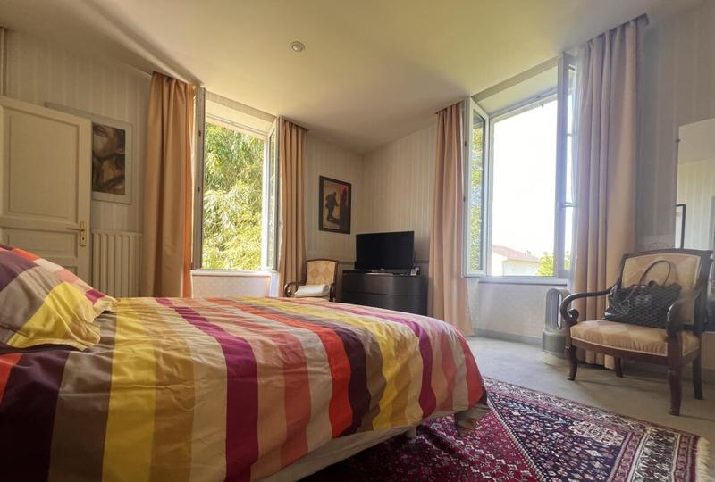 Maison - 210 m² - 9 pièces