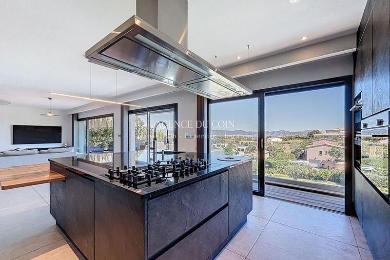 Maison traditionnelle - 280 m² - 6 pièces