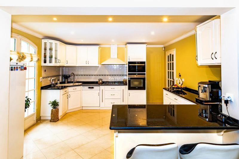 Maison - 230 m² - 8 pièces