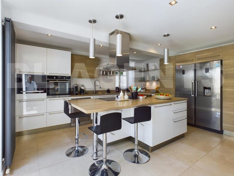 Maison - 294 m² - 9 pièces