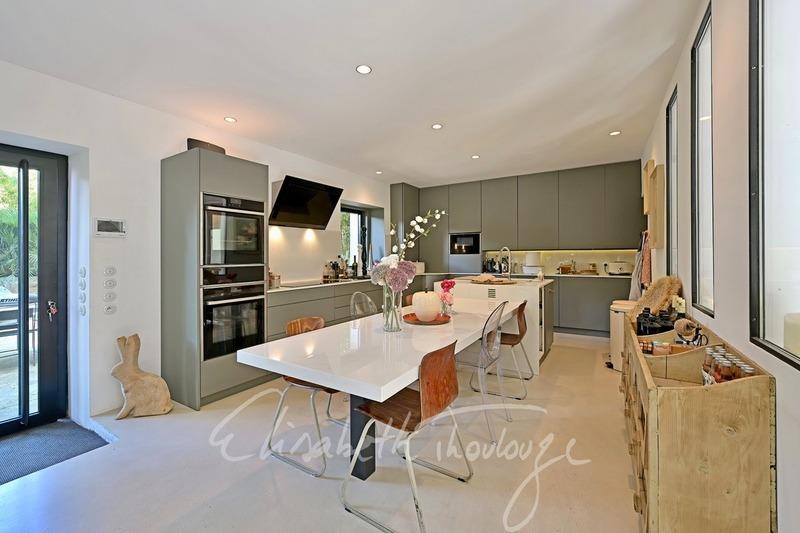 Maison - 220 m² - 6 pièces