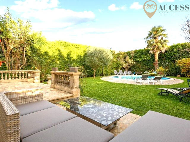 Maison - 180 m² - 8 pièces