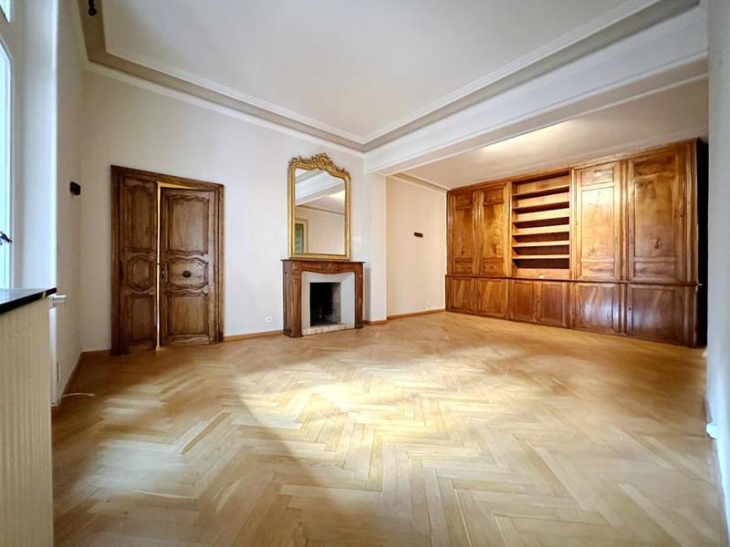 Appartement - 215 m² - 9 pièces