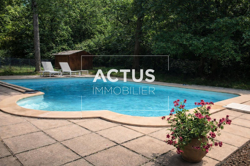 Maison - 210 m² - 8 pièces