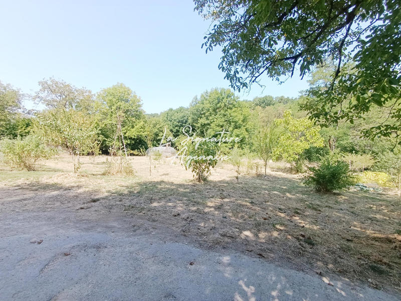 Propriété - 953 m² - 40 pièces