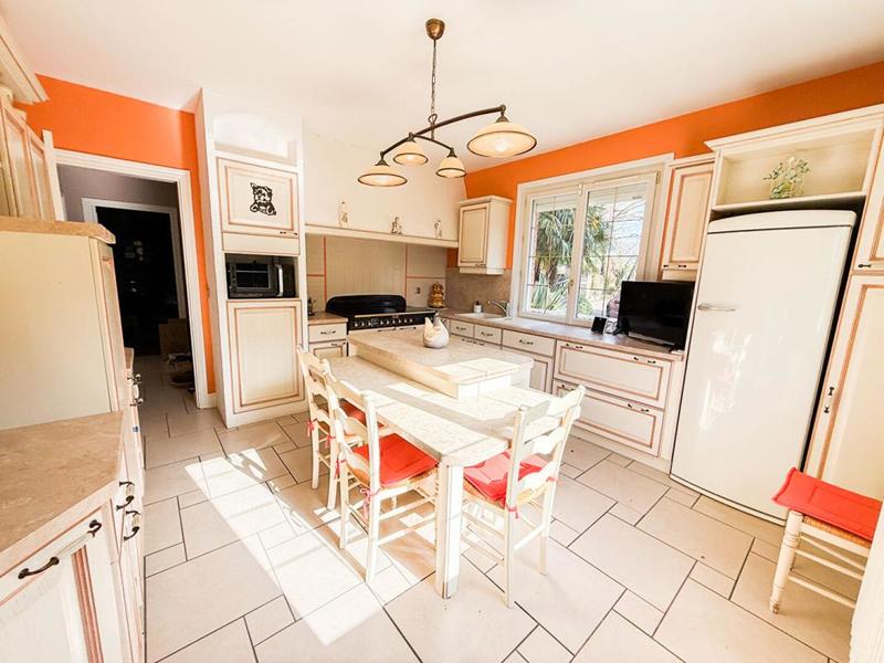 Maison - 220 m² - 12 pièces