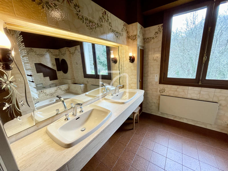 Maison - 333 m² - 8 pièces