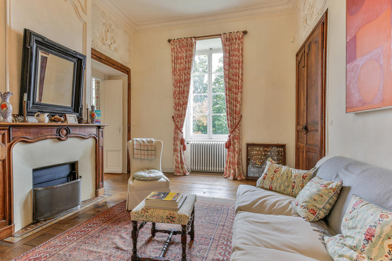 Château - 1 302 m² - 25 pièces