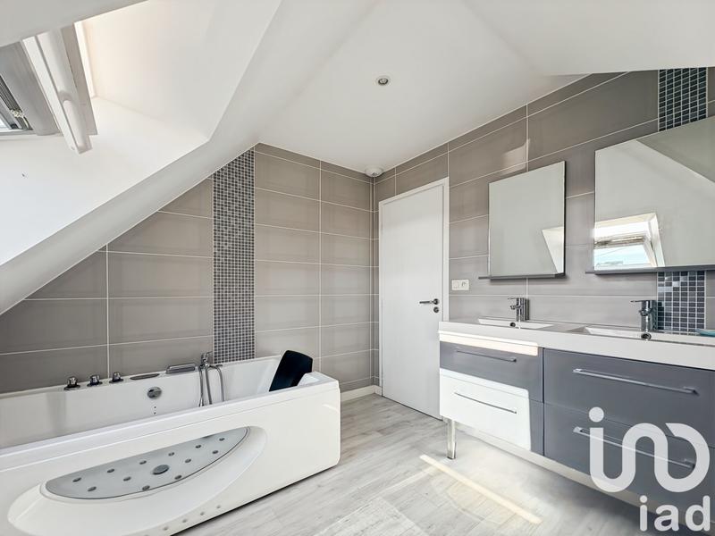 Maison - 137 m² - 7 pièces