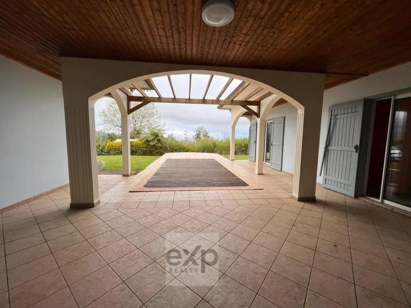 Propriété - 230 m² - 6 pièces