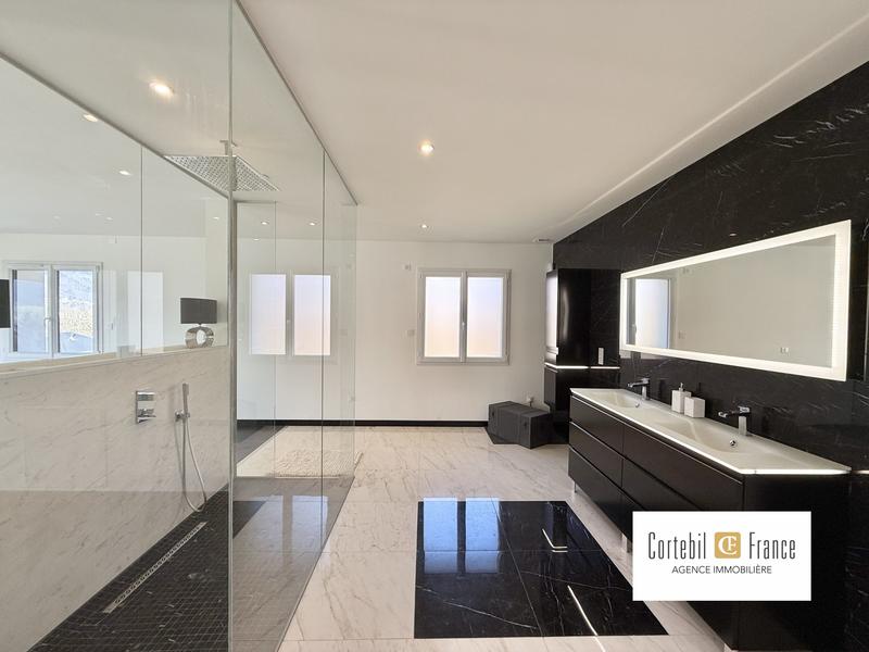 Villa - 277 m² - 9 pièces