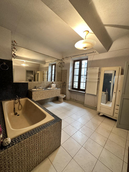 Maison - 220 m² - 8 pièces