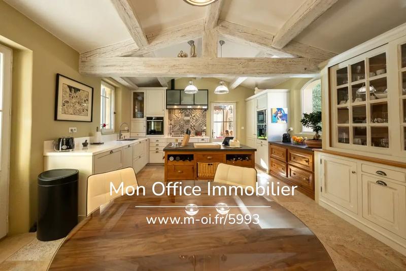 Propriété - 250 m² - 9 pièces