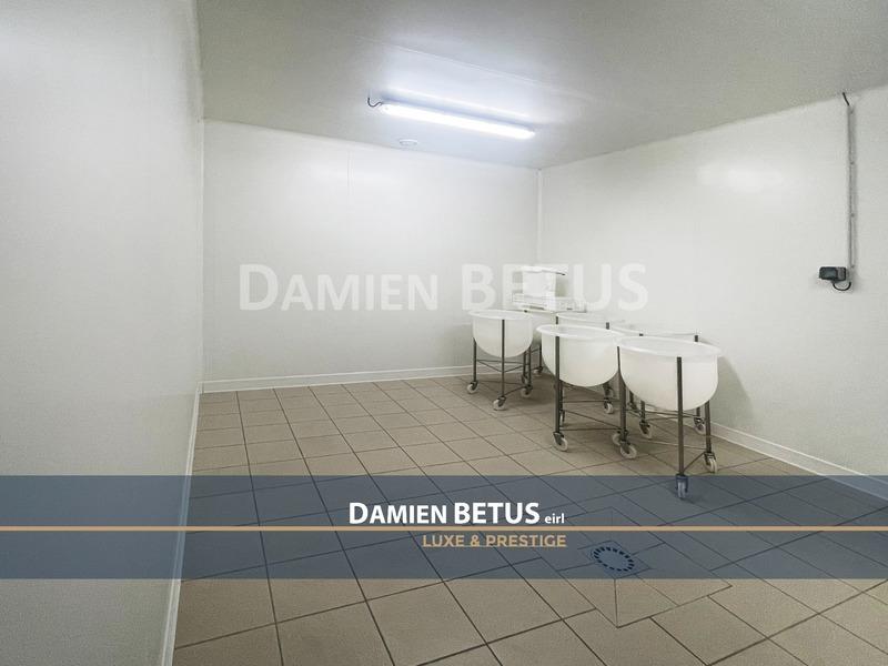 Propriété - 2 655 m² - 14 pièces