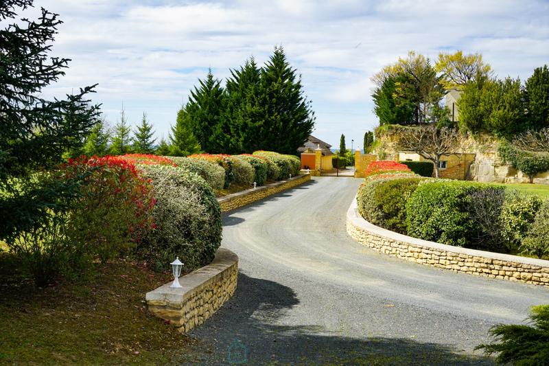 Propriété - 240 m² - 8 pièces