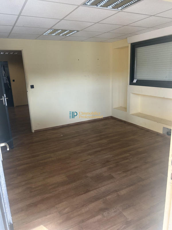 Local d'activités - 304 m²