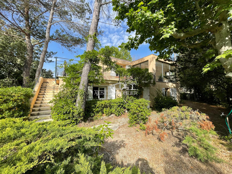 Maison - 230 m² - 7 pièces