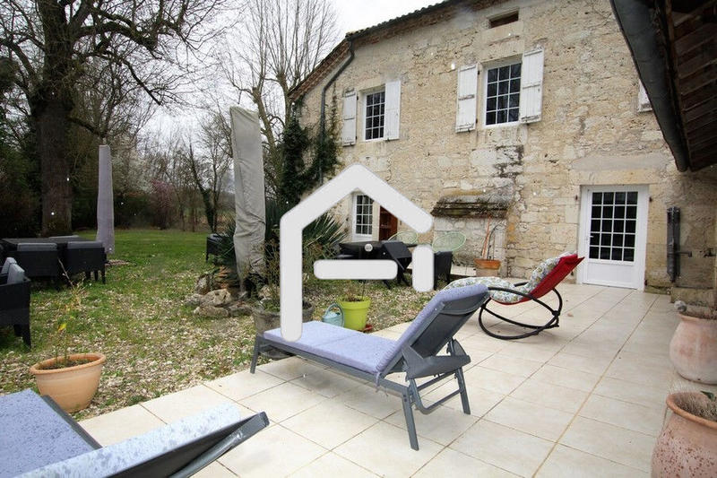 Maison - 943 m² - 24 pièces