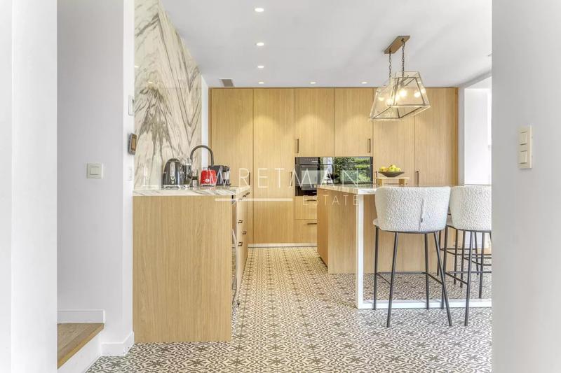 Villa - 222 m² - 6 pièces