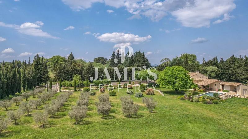 Maison - 275 m² - 6 pièces