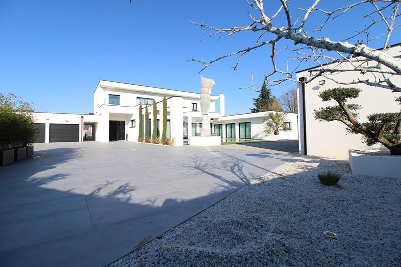 Maison - 330 m² - 11 pièces