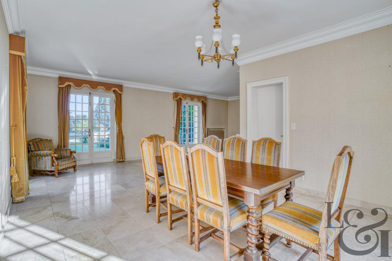 Maison - 330 m² - 9 pièces